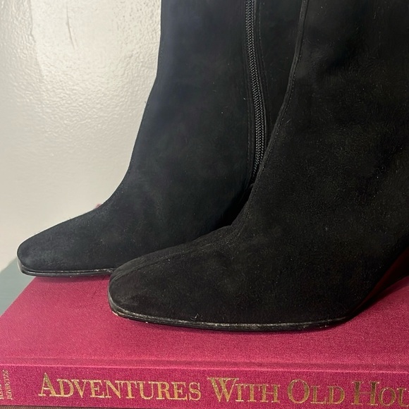 Stuart Weitzman Classic Black Suede Zip Wedge Heel Pleated‎ Stitch Booties Sz 8 - Picture 12 of 16